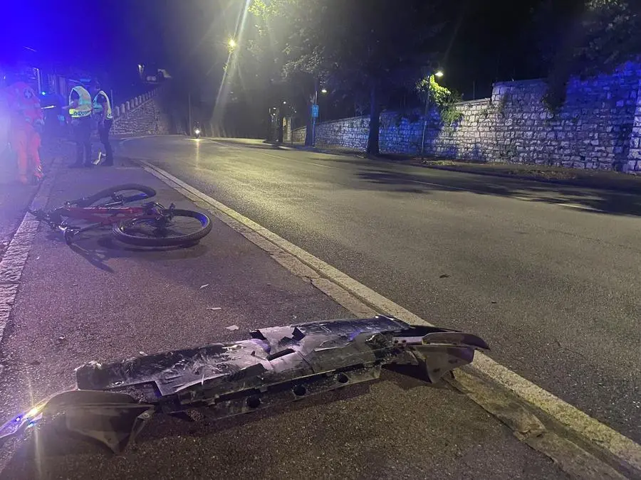 La bici travolta in via Turati