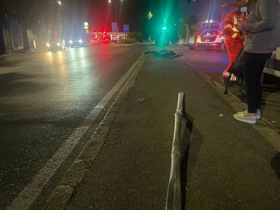 La bici travolta in via Turati