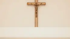 Un Crocifisso appeso ad una parete - © www.giornaledibrescia.it