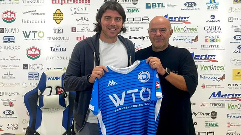 Alberto Paloschi, ex attaccante del Milan, con il presidente del Desenzano Marai alla presentazione - © www.giornaledibrescia.it