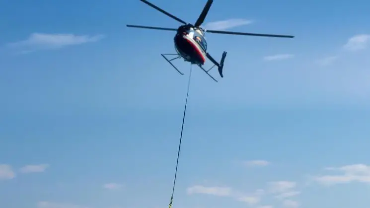 Un rinoceronte volante tra Iseo e Montisola