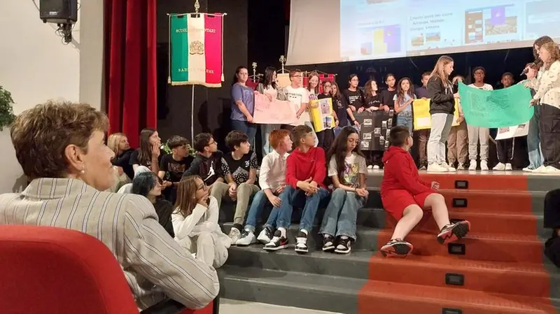 Gli studenti dell'Istituto Comprensivo «Belli» di Sabbio Chiese alla cerimonia inaugurale - © www.giornaledibrescia.it