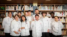 Lo chef bresciano Alberto Gipponi insieme ai nove aspiranti cuochi del talent di Rai Due - © www.giornaledibrescia.it