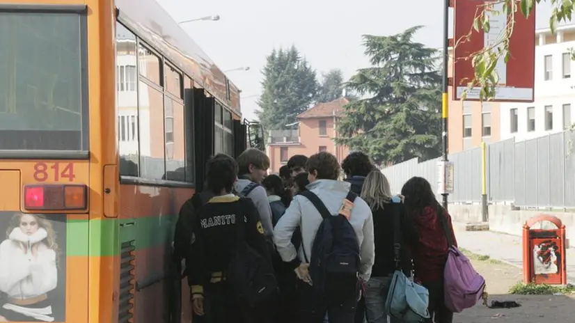 Affollamento alla fermata dell'autobus - © www.giornaledibrescia.it