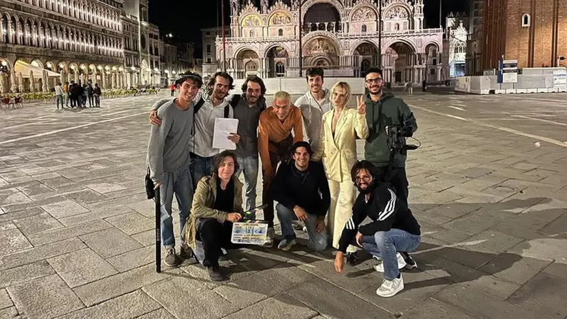 Il cast e la crew con il regista bresciano Luca Rabotti al centro e Luca Sorsoli - © www.giornaledibrescia.it