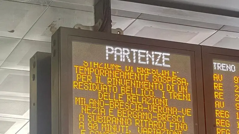 L'annuncio del ritrovamento sul tabellone in stazione