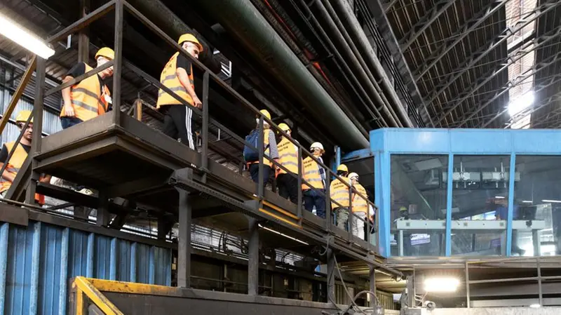 La visita in fabbrica, con giubbino e caschetto, ha spaziato in tutti i reparti - © www.giornaledibrescia.it