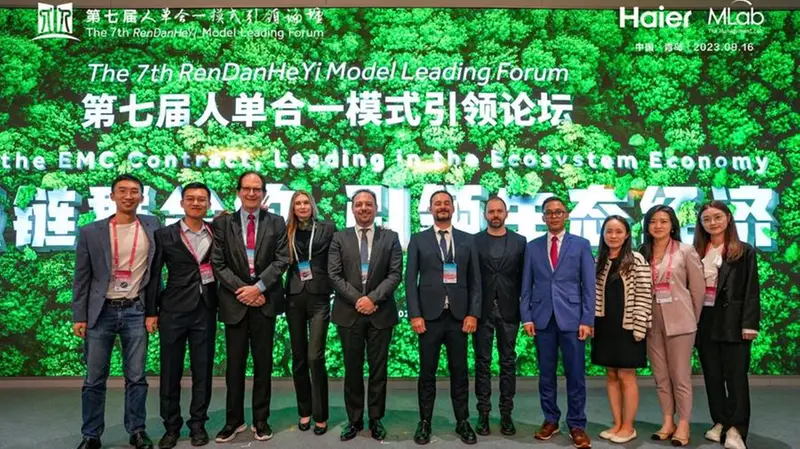 I relatori sul palco del forum annuale sul modello RenDanHeYi - © www.giornaledibrescia.it