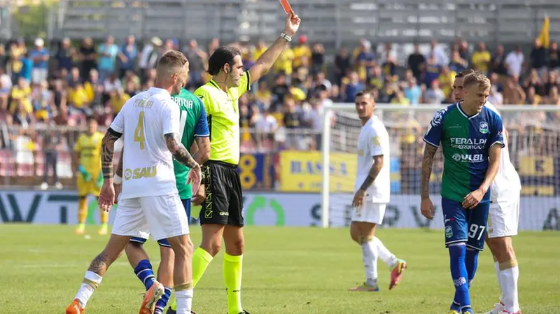 L'espulsione di Felici durante il match con Modena - Foto New Reporter Comincini © www.giornaledibrescia.it