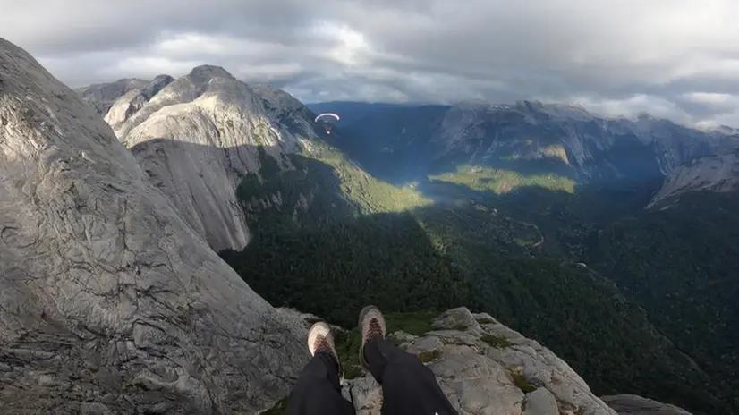 Leo Gheza nella Valle Cochamò, in Cile, tra vette e parapendio