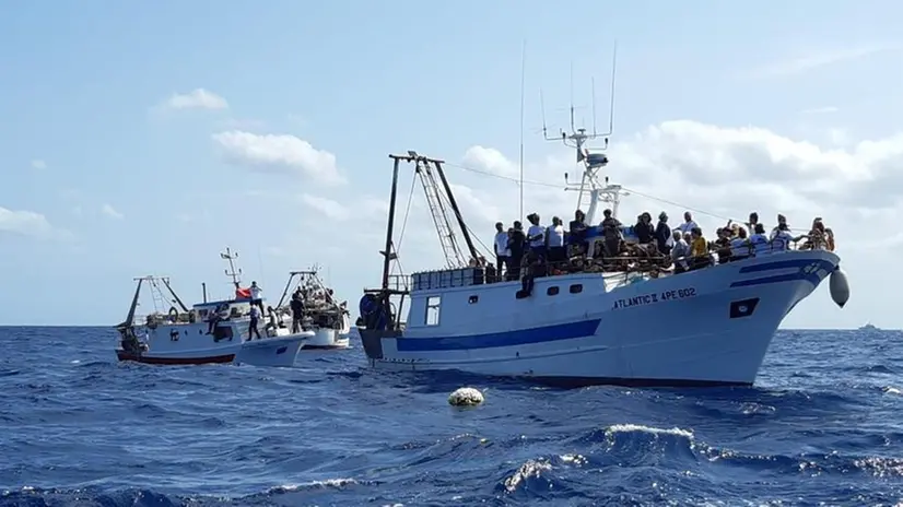 Migranti in mare - Foto Ansa © www.giornaledibrescia.it