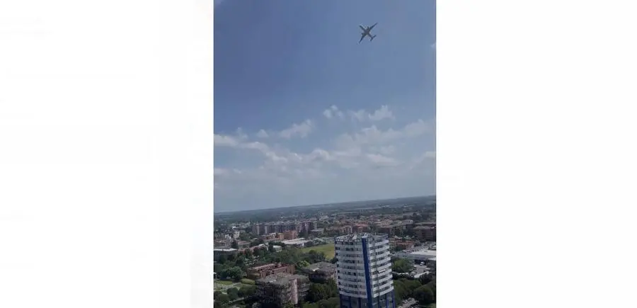 Il Boeing 777 in volo a bassa quota sulla città nel frame di un video postato sui social da un lettore - © www.giornaledibrescia.it