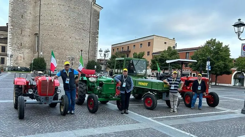 I «pellegrini» con i trattori storici - © www.giornaledibrescia.it