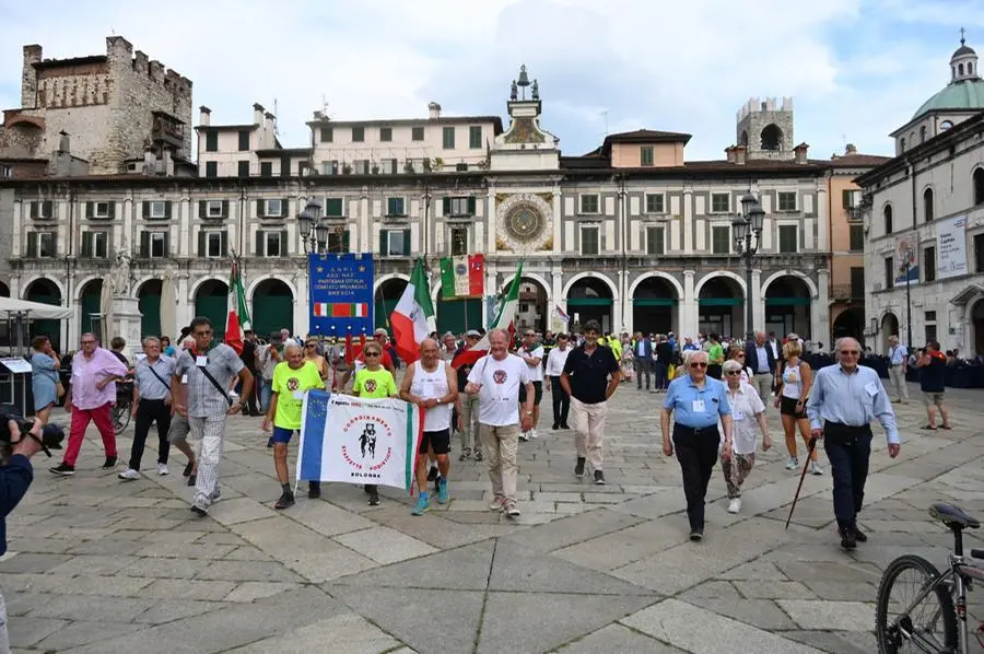 L'arrivo della staffetta in piazza Loggia