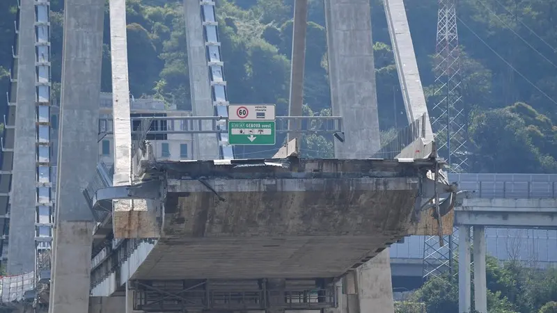 Il ponte Morandi crollato - Foto Ansa/Luca Zennaro © www.giornaledibrescia.it