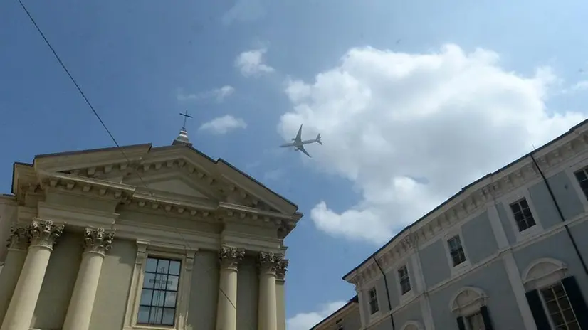 Il Boeing 777 in volo a bassa quota sulla città