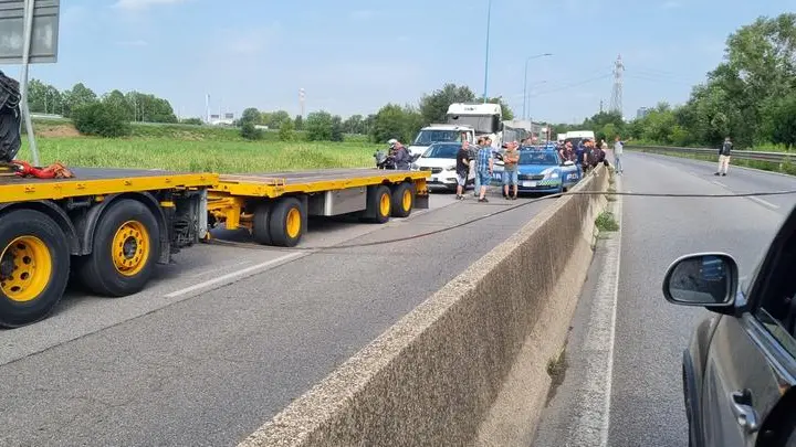 Il cavo dell'alta tensione rotto in tangenziale Sud