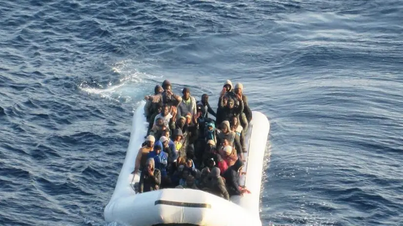 Un barcone carico di migranti soccorso nel canale di Sicilia