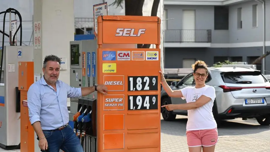 Il distributore di Marcheno con i prezzi esposti il 31 luglio 2023