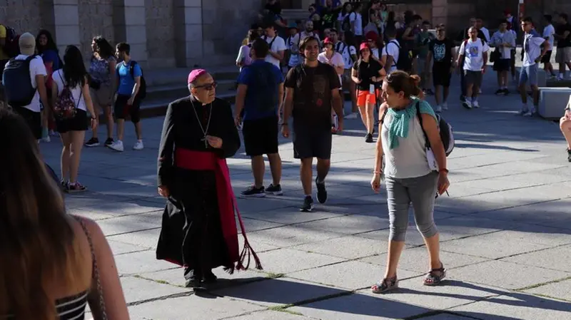 Il vescovo Sigalini tra i ragazzi - Foto © www.giornaledibrescia.it