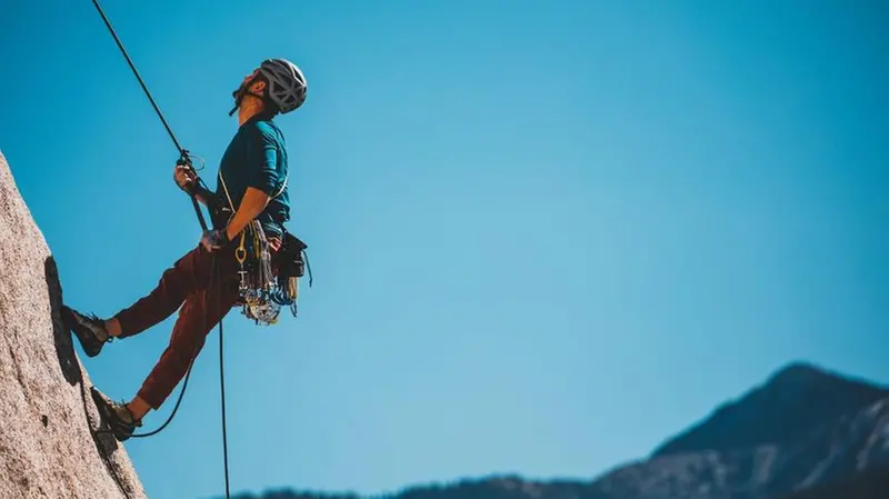 Un ragazzo mentre arrampica su una parete di roccia - Foto Ruggero Bontempi