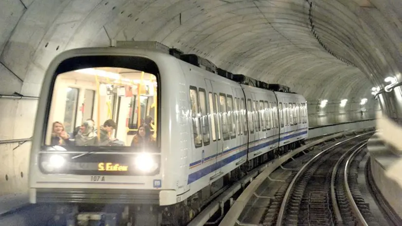 Passeggeri sulla metropolitana - Foto © www.giornaledibrescia.it