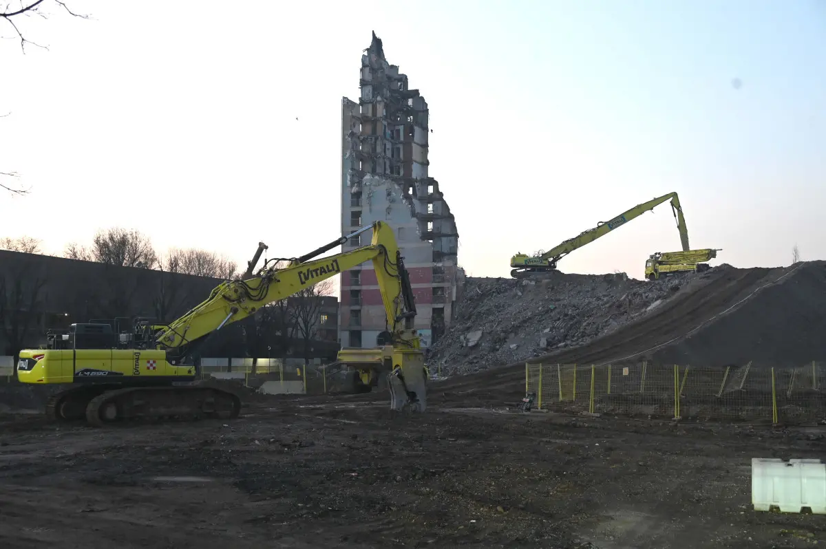 Le ultime fasi della demolizione della torre Tintoretto: era l'inverno del 2021 - Gabriele Strada /Neg © www.giornaledibrescia.it