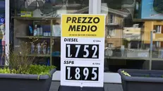 Un cartellone con il prezzo medio esposto in una stazione di servizio del Bresciano - Foto Gabriele Strada Neg © www.giornaledibrescia.it