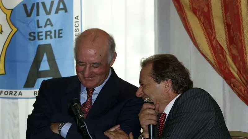 Carlo Mazzone e Gino Corioni alla presentazione del tecnico romano a Brescia nell’estate del 2000