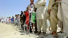 Afghani in attesa di partire - Foto Epa © www.giornaledibrescia.it