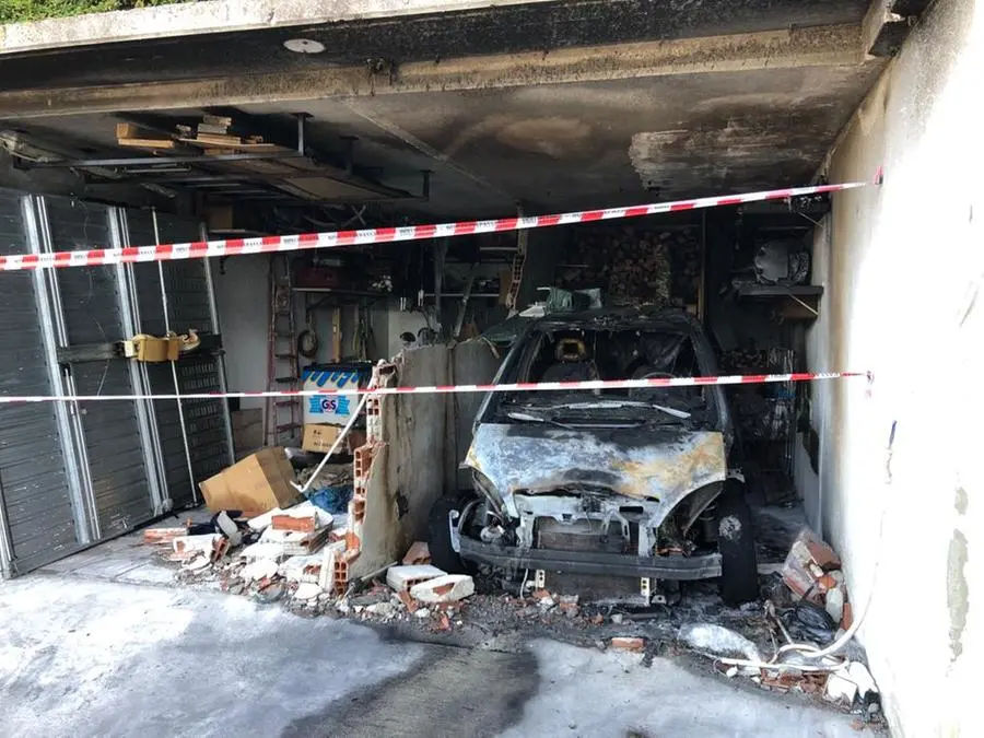 Il garage di Lumezzane dove ha preso fuoco un'auto