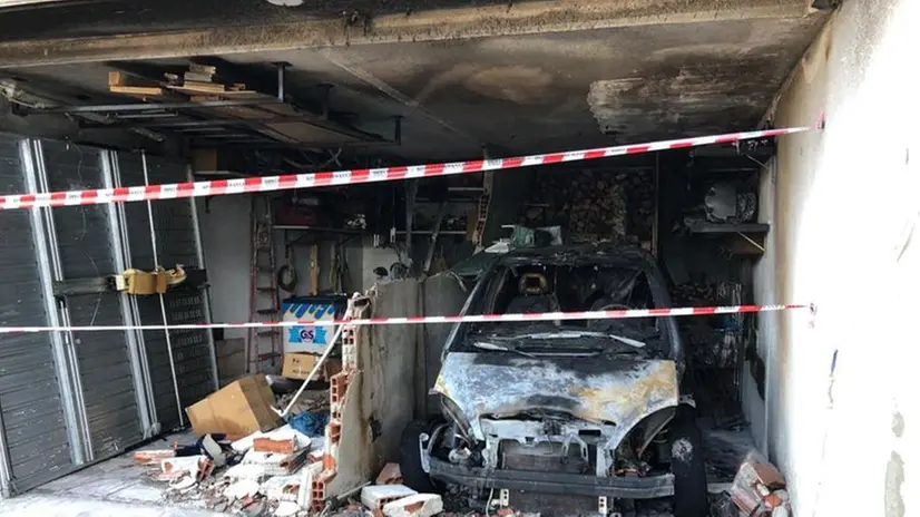 Il garage di Lumezzane dove ha preso fuoco un'auto