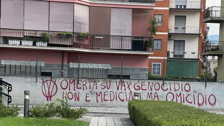 Scritte no vax a Fiumicello