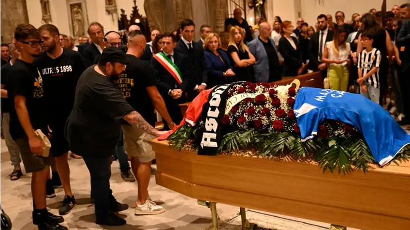 Parenti, amici e tifosi per l'ultimo saluto a Carlo Mazzone