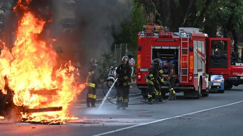 L'auto che ha preso fuoco in via Turati