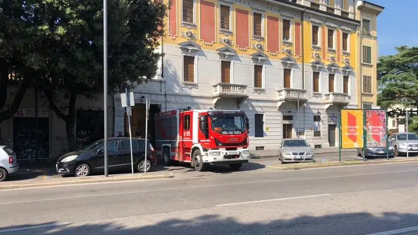 I vigili del fuoco nella palazzina di viale Stazione
