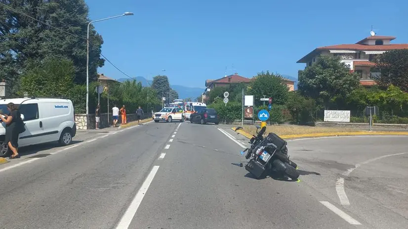 La moto coinvolta nell'incidente in via 4 Novembre a Capriolo