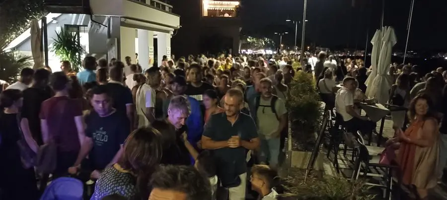 Folla allo spettacolo pirotecnico di Ferragosto a Iseo