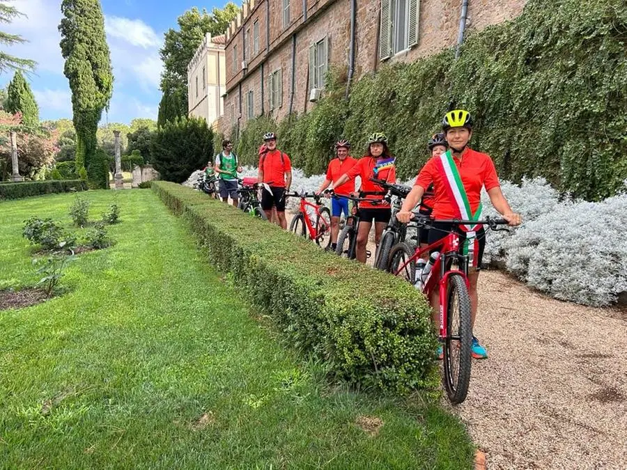 I ciclisti bresciani insieme al presidente Sergio Mattarella