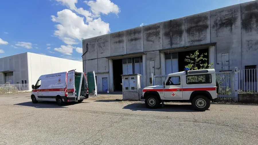 I volontari della Croce Rossa impegnati nel capannone di Flero - Foto © www.giornaledibrescia.it