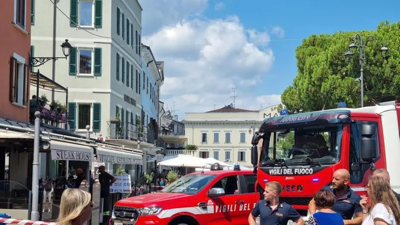 L'intervento in piazza Matteotti a Desenzano