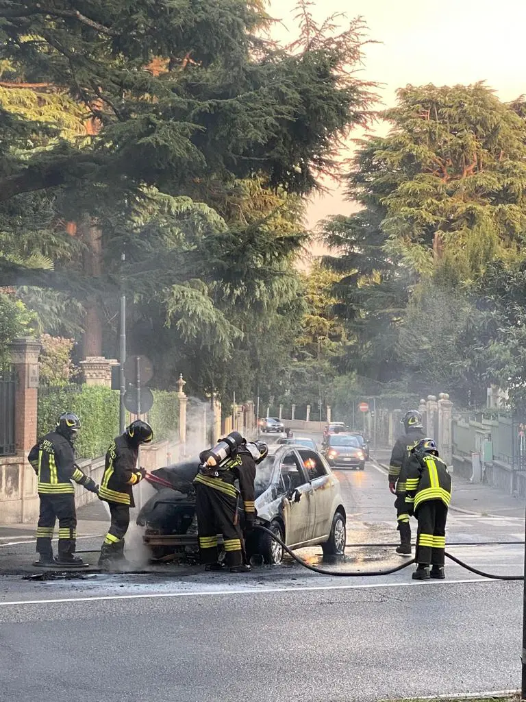 L'auto che ha preso fuoco in via Turati