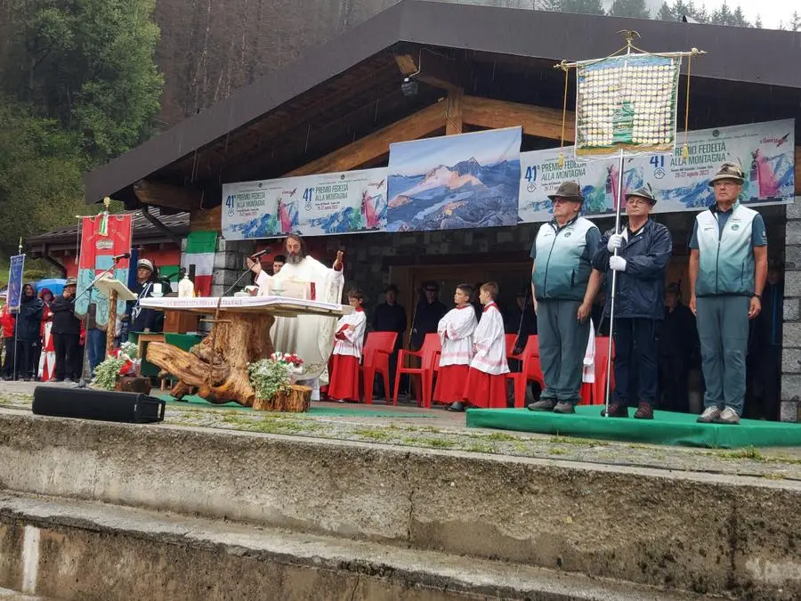 Premio fedeltà alla montagna: la cerimonia dell'Ana in Valcamonica