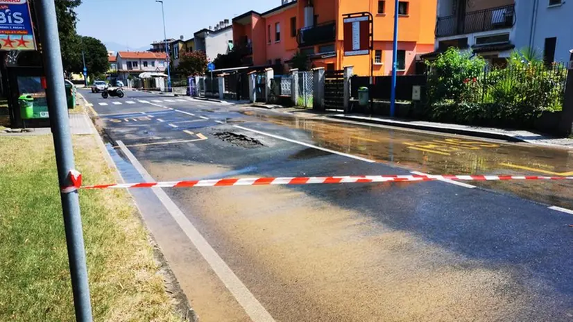 Via Cominazzi, scoppia una tubatura