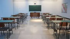 Banchi vuoti in un'aula scolastica