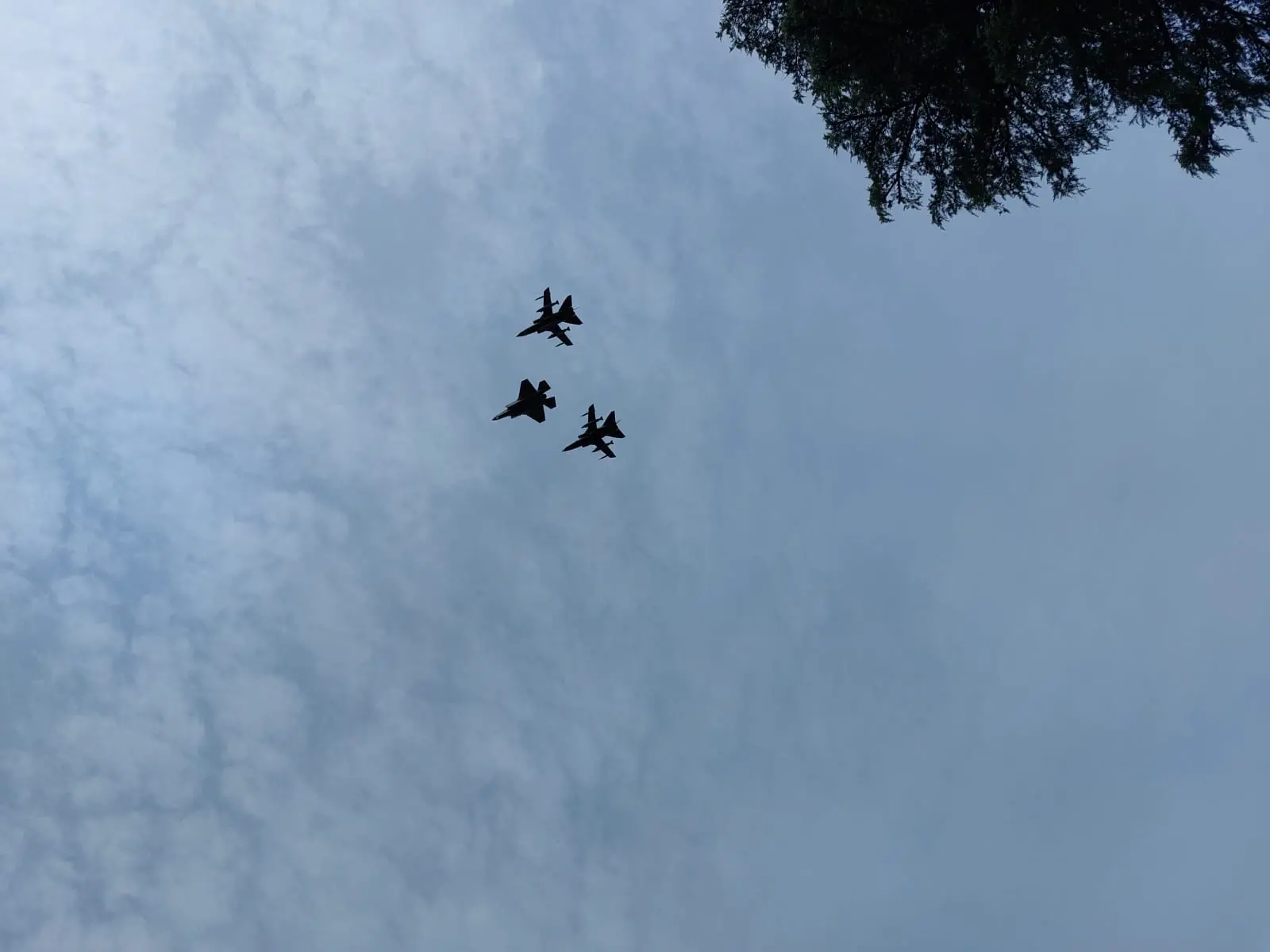 Aerei dell Aeronautica Militare sui cieli del lago di Garda ecco