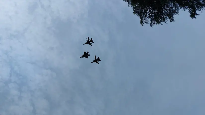 Aerei dell Aeronautica Militare sui cieli del lago di Garda ecco