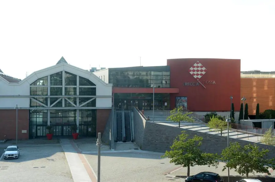 L'esterno del centro commerciale Freccia Rossa