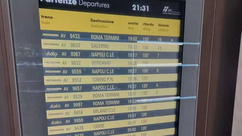 Un tabellone con i ritardi dei treni alla stazione di Bologna - Foto Ansa © www.giornaledibrescia.it