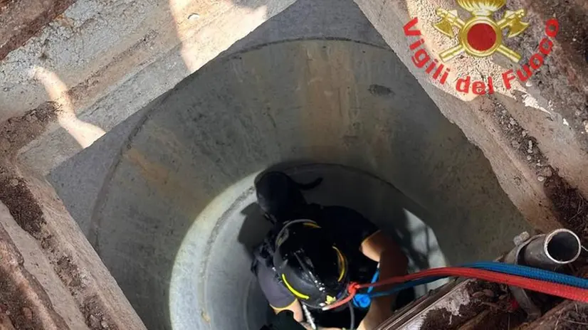 L'intervento dei Vigili del fuoco per recuperare gli operai dal pozzo